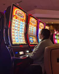 Dua pengguna gembira menikmati pengalaman hiburan bersama melalui satelittogel dengan mudah di ponsel